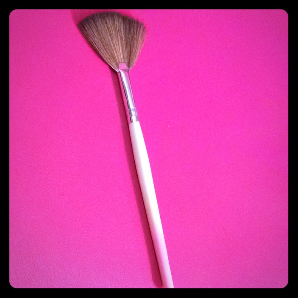 Fanned brush